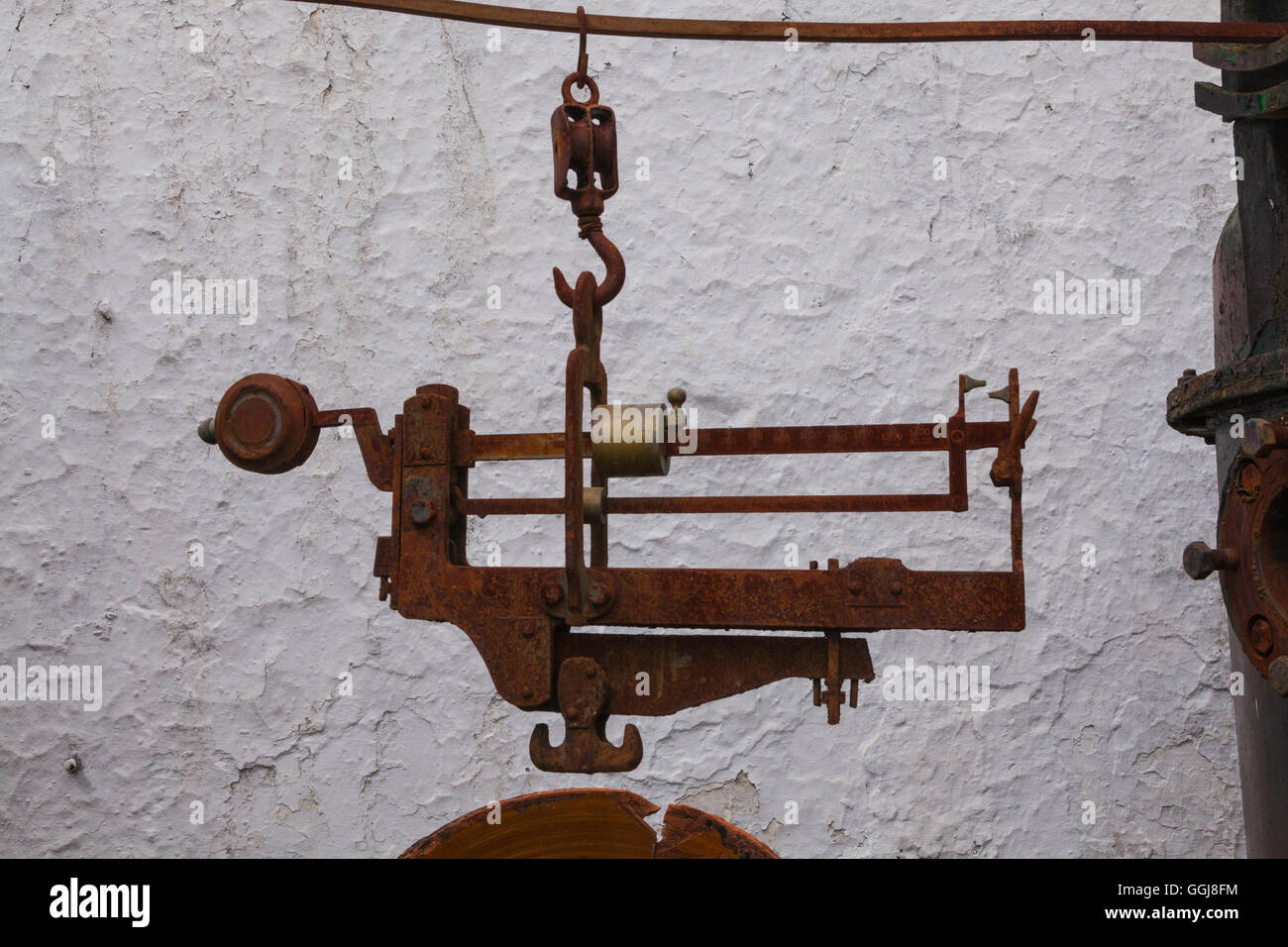 Una bilancia di pesatura del 1800 che è stato utilizzato per la pesatura di uva in una vigna. Foto Stock
