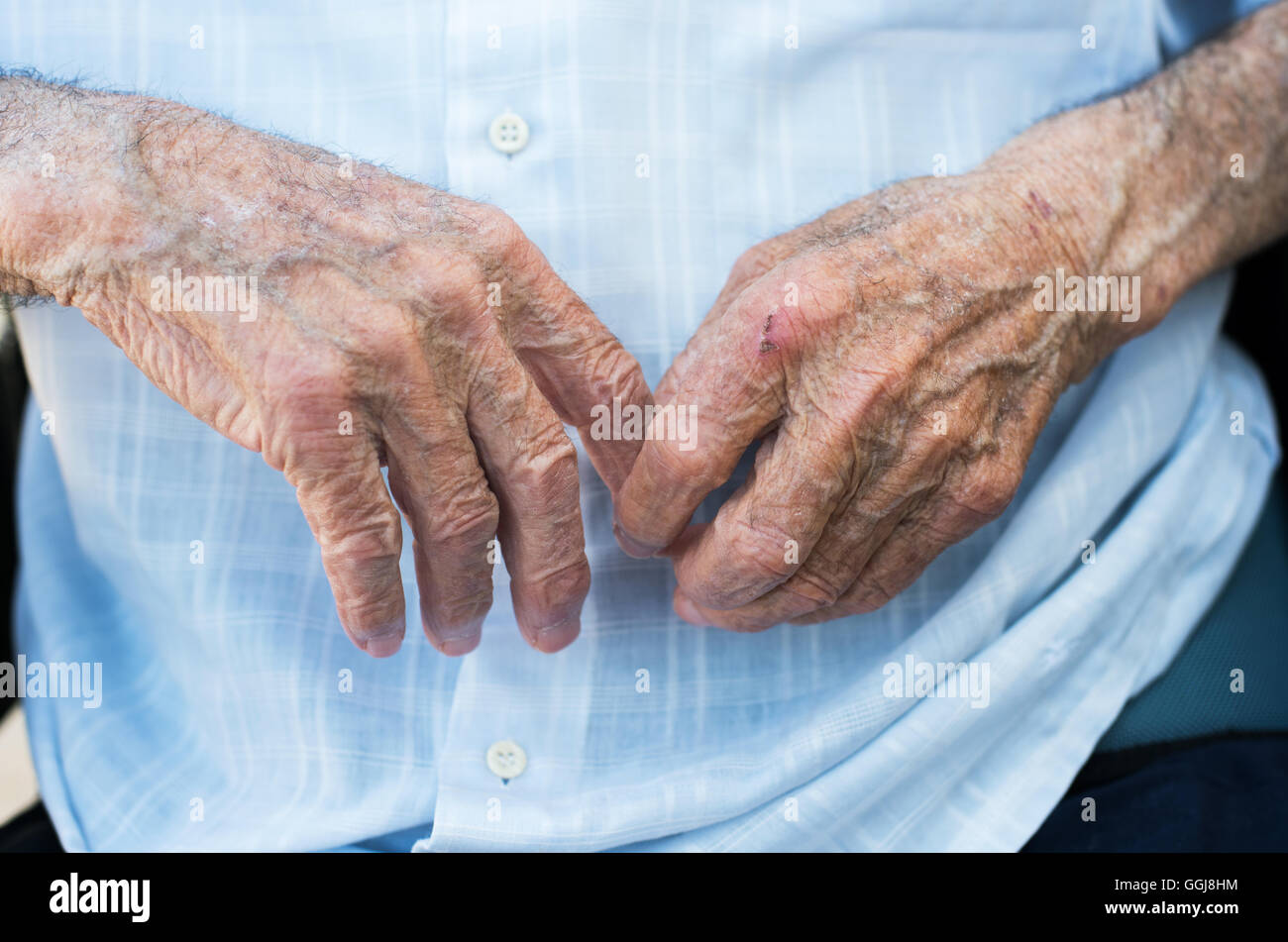 Uomo vecchio con le sue mani rimosso close-up Foto Stock