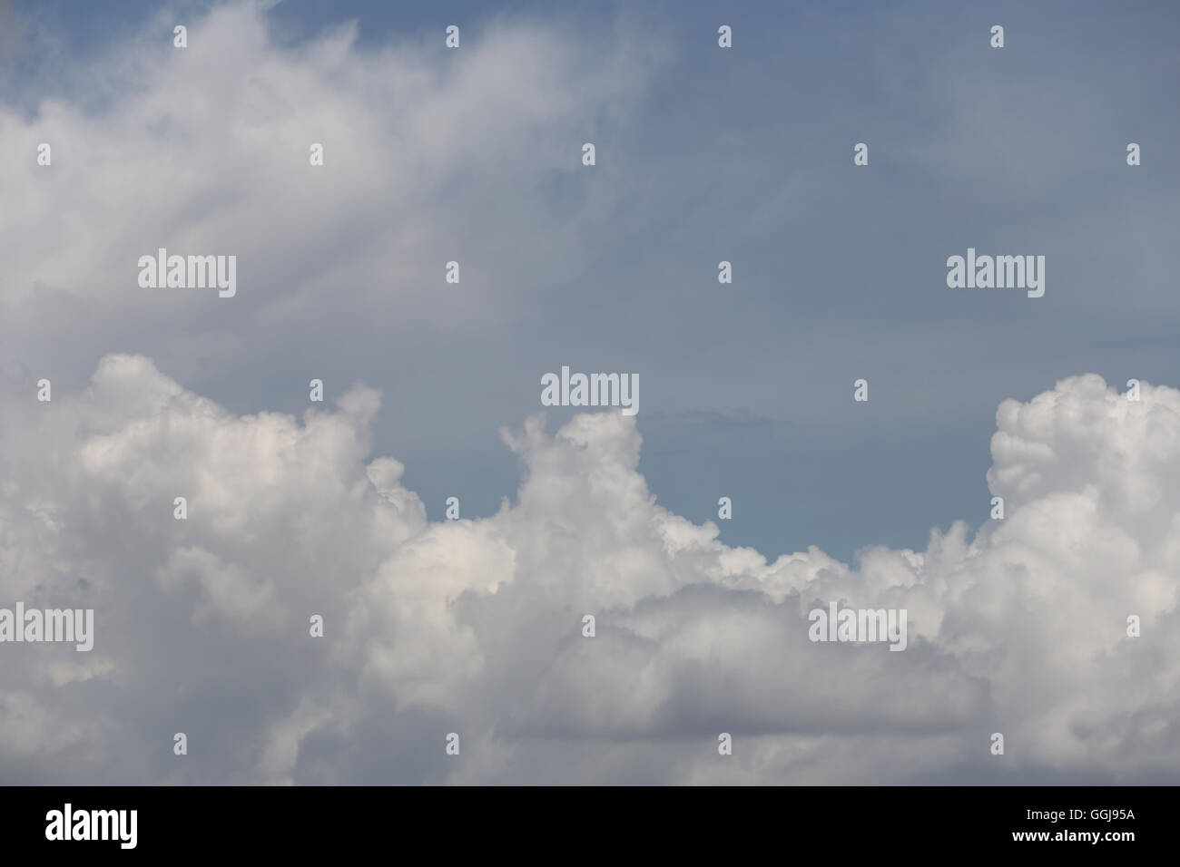 Nubi sul cielo blu nelle ore diurne di Alta Vista. Foto Stock
