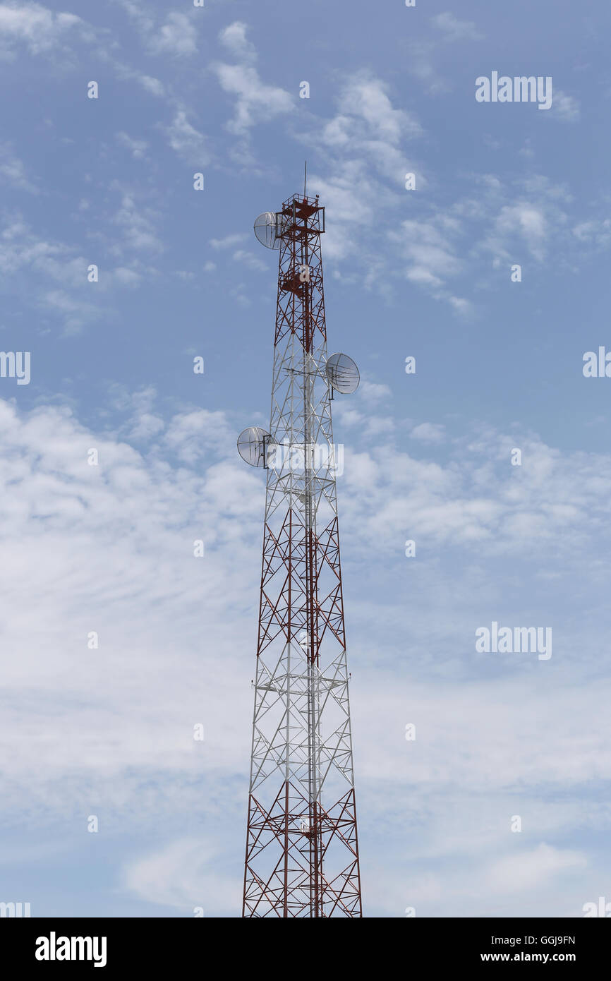 Antenna per comunicazioni telefoniche nel cielo luminoso giorno e dispongono di attrezzature di strumento di connessione di Wireless Internet business. Foto Stock