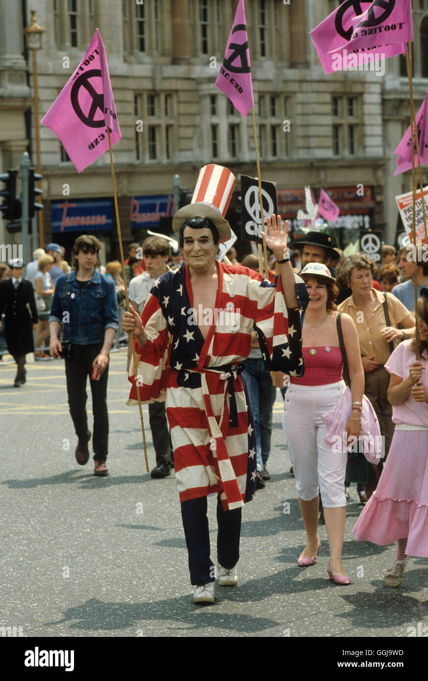 Dimostrazione CND per la campagna per il disarmo nucleare raduno attraverso Londra per Hyde Park 1982, in Inghilterra, demo sulla guerra anti-Falklands. 1980s UK Man indossa una maschera President Reagan con un costume Stars and Stripes. HOMER SYKES Foto Stock