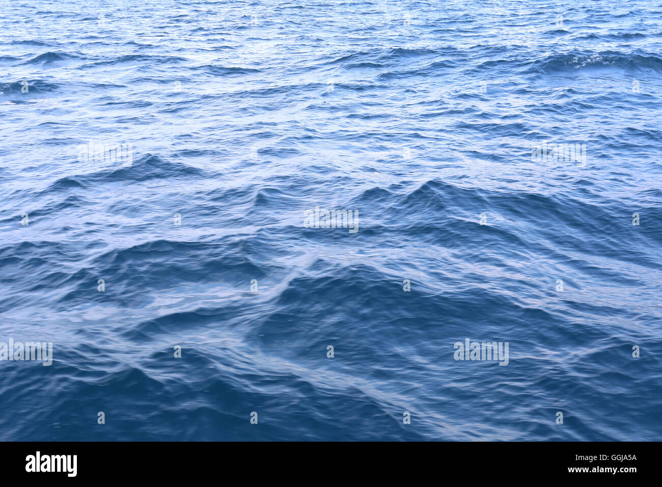 Superficie dell'acqua di mare con una piccola onda per natura progettuale dello sfondo. Foto Stock
