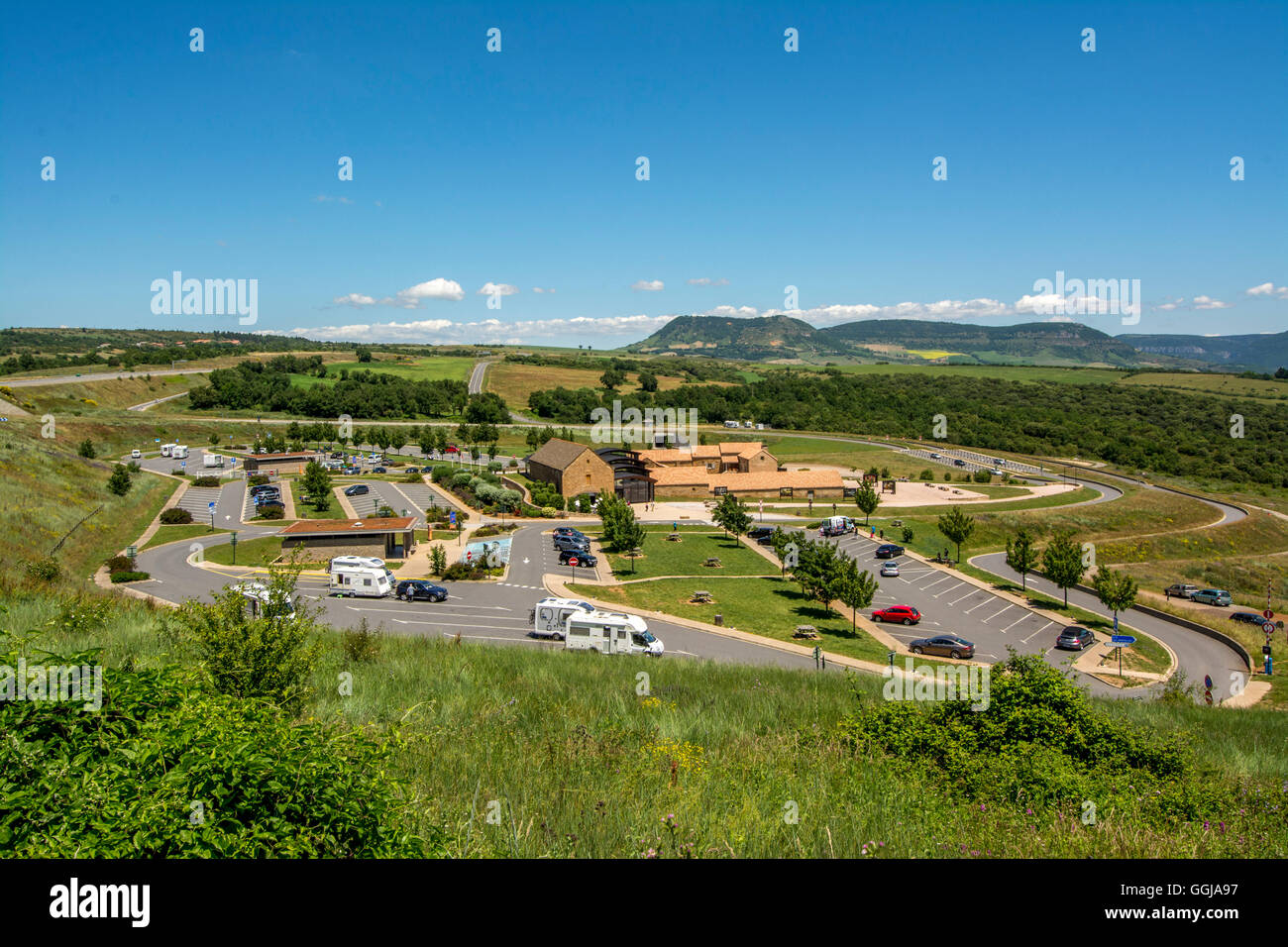 La zona di riposo di Brocuejouls sulla A75 vicino al viadotto di Millau, Aveyron, Francia Foto Stock