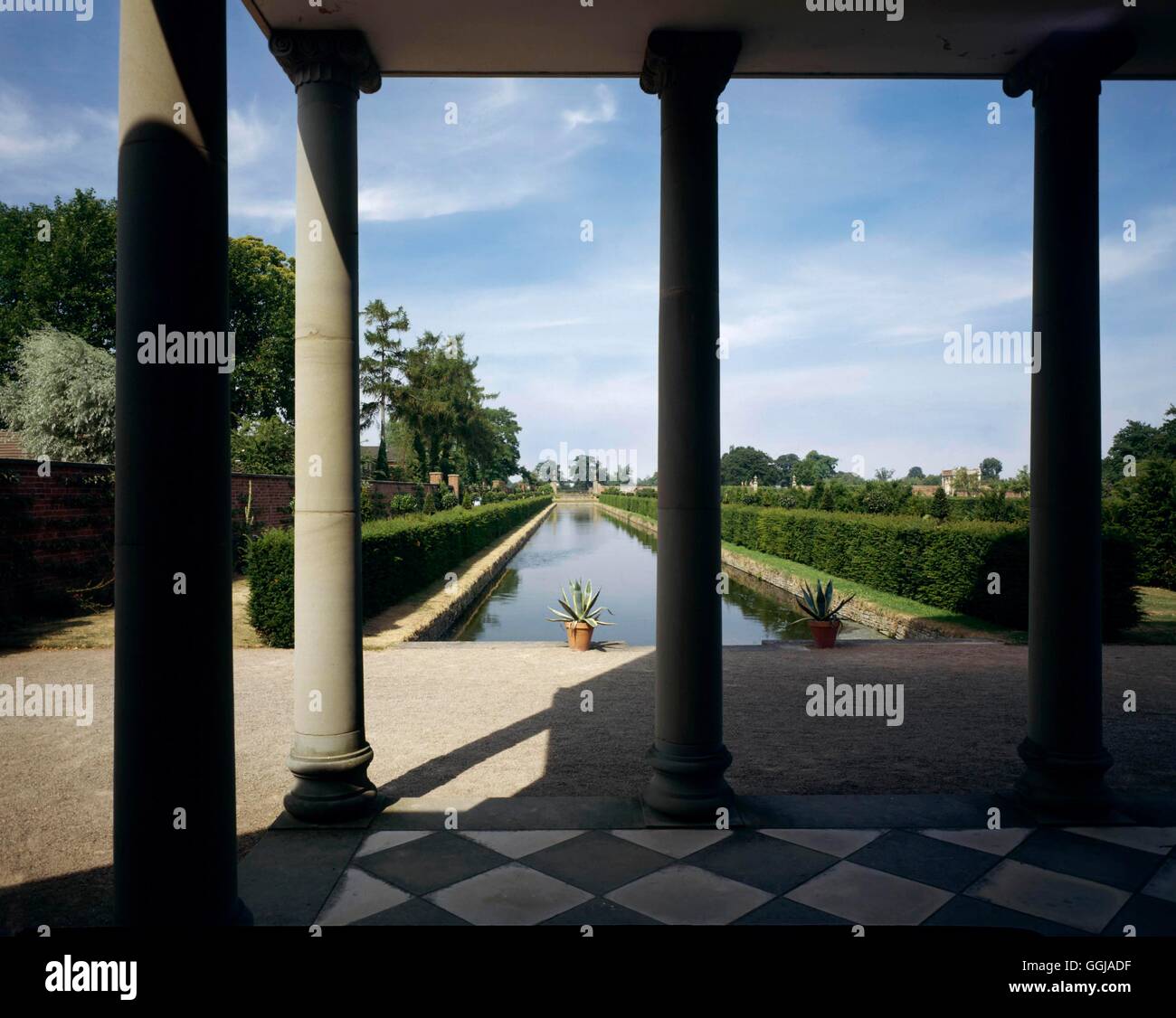 Westbury corte giardino NT - Westbury-su-Severn Gloucs - Il lungo Canal dall' alto il Pavillion- - (si prega di credito) posizione R Foto Stock