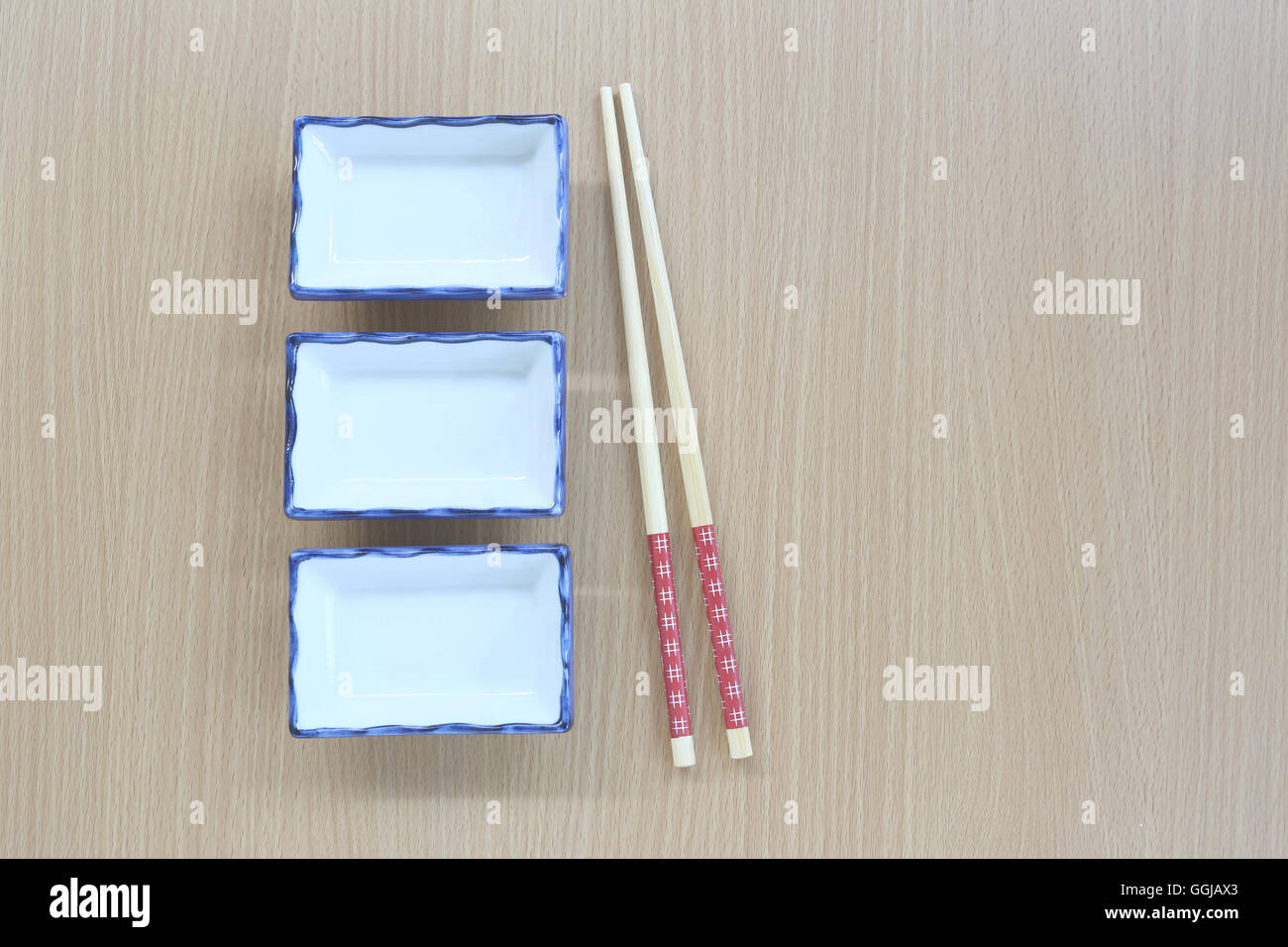 Bacchette di legno in vista dall'alto su uno sfondo di legno per il design concept food. Foto Stock
