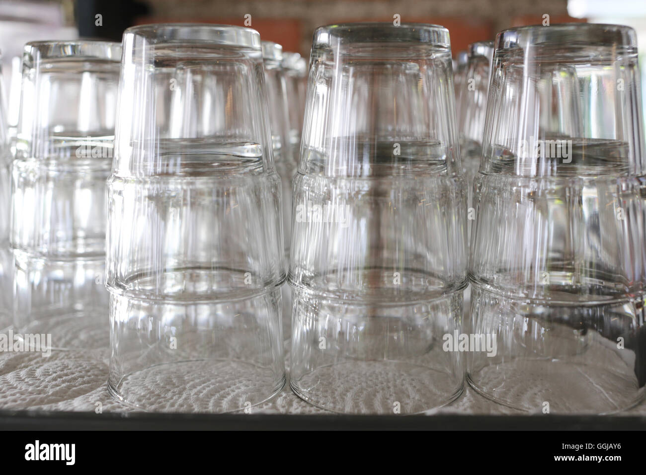Bicchiere di bere acqua per preparare per il cliente in un ristorante. Foto Stock