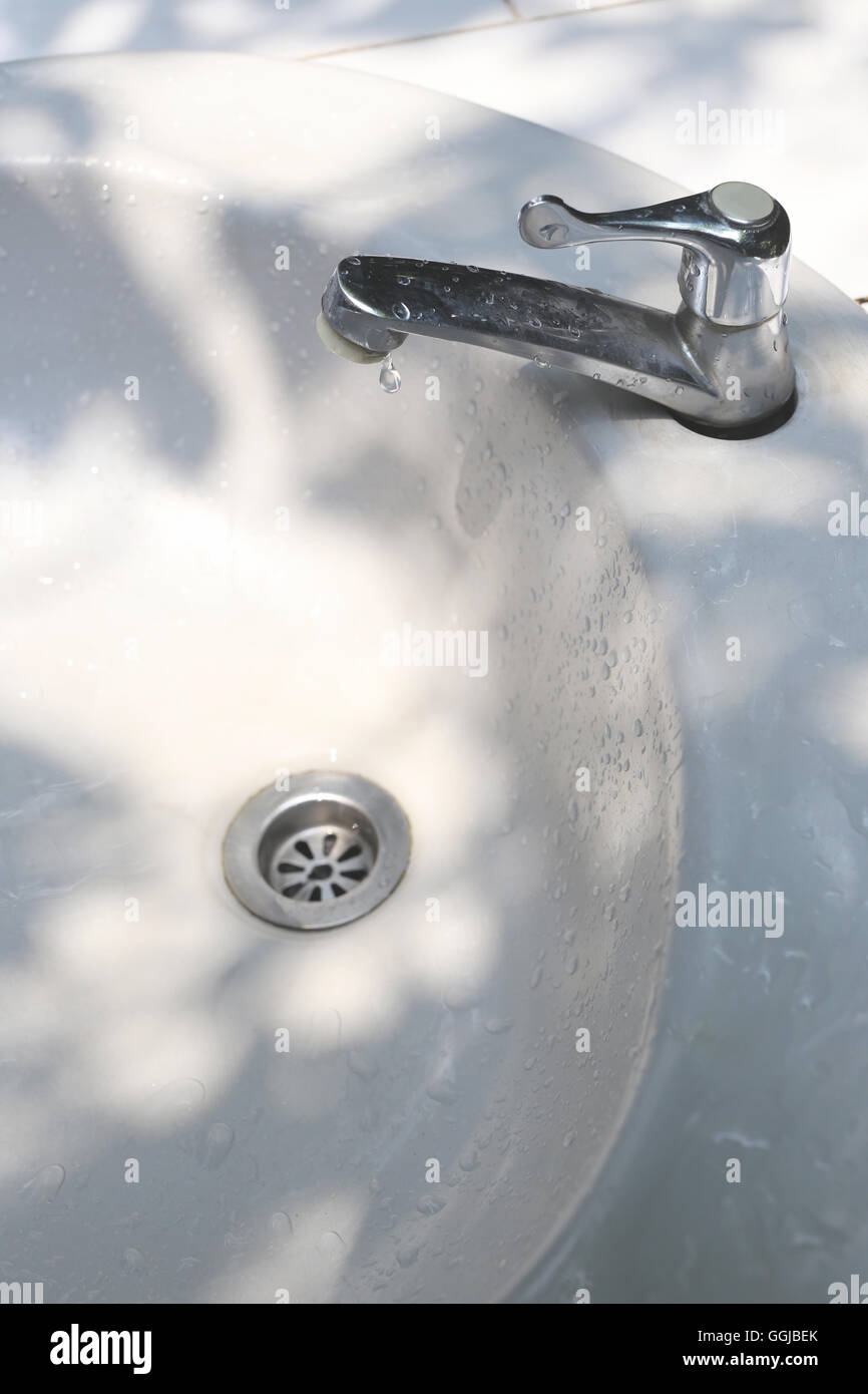 Rubinetto sulla faccia di vasche di lavaggio nel parco pubblico per la pulizia di idee. Foto Stock