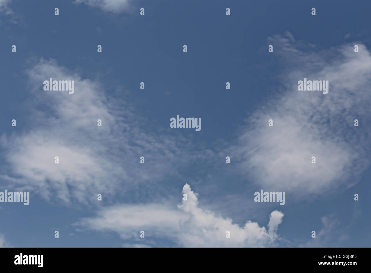 Nubi sul cielo blu nelle ore diurne di Bright meteo di natura progettuale dello sfondo. Foto Stock