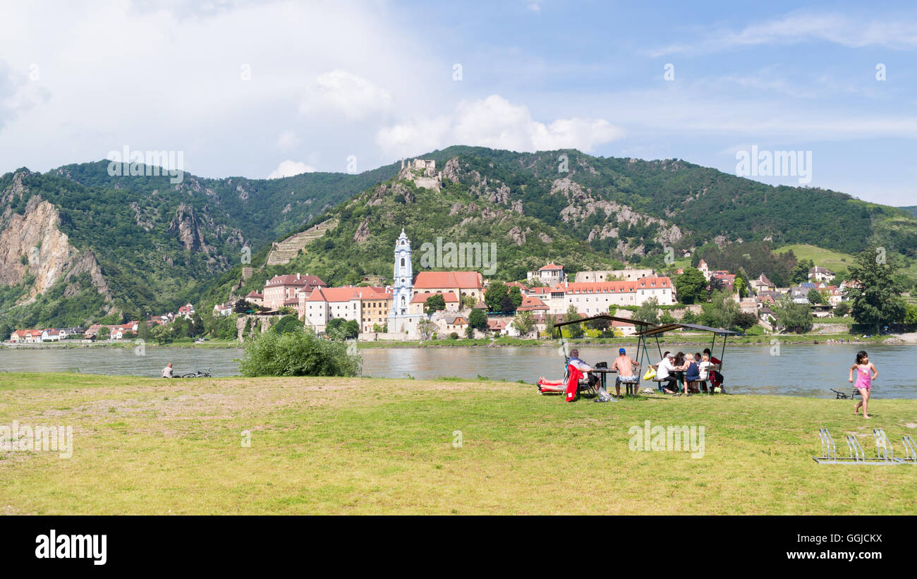 Le persone che si godono e rilassante sulla riva del fiume Danubio in Durnstein, valle di Wachau, Austria inferiore Foto Stock