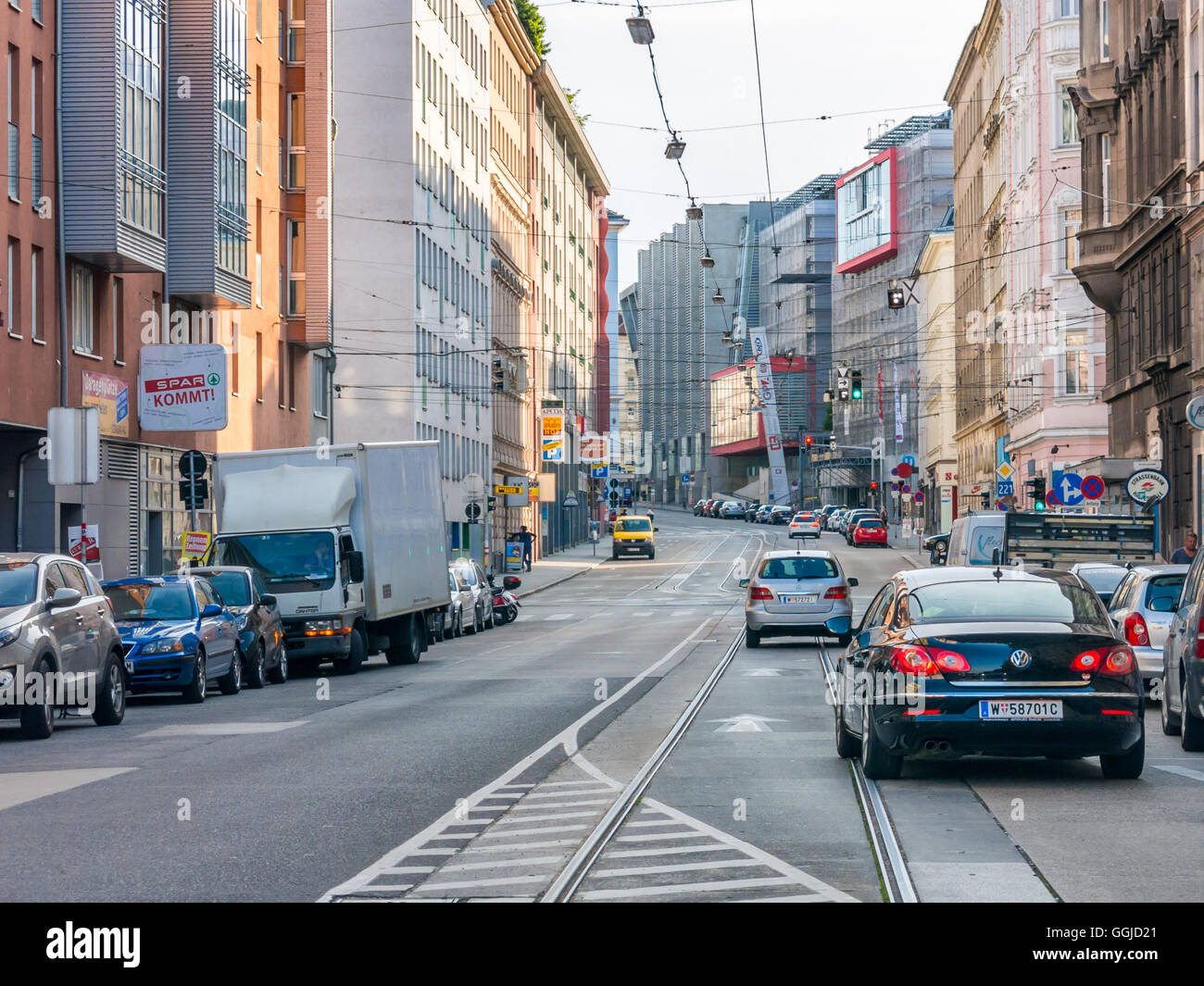 Scena di strada con traffico in Schlachthausgasse in Landstrasse distretto di Vienna, Austria Foto Stock