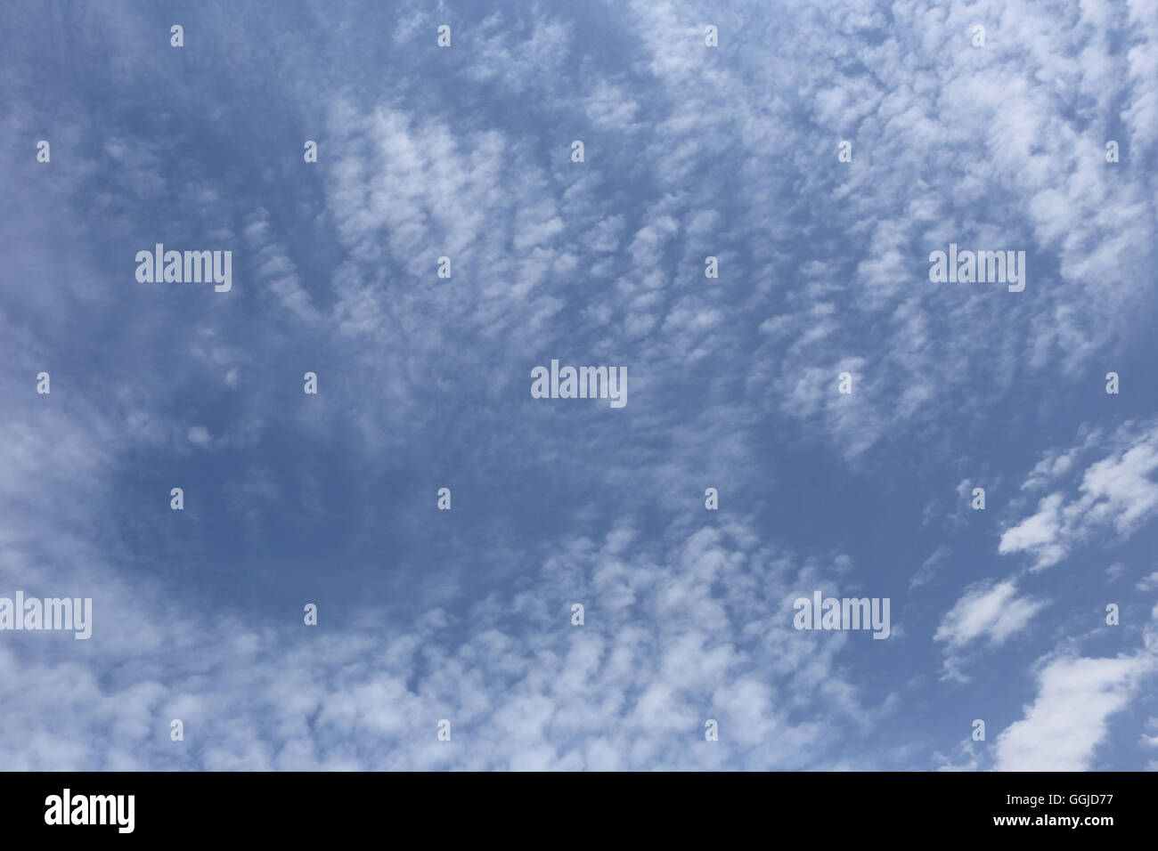 Nubi sul cielo blu nelle ore diurne di Bright meteo di natura progettuale dello sfondo. Foto Stock