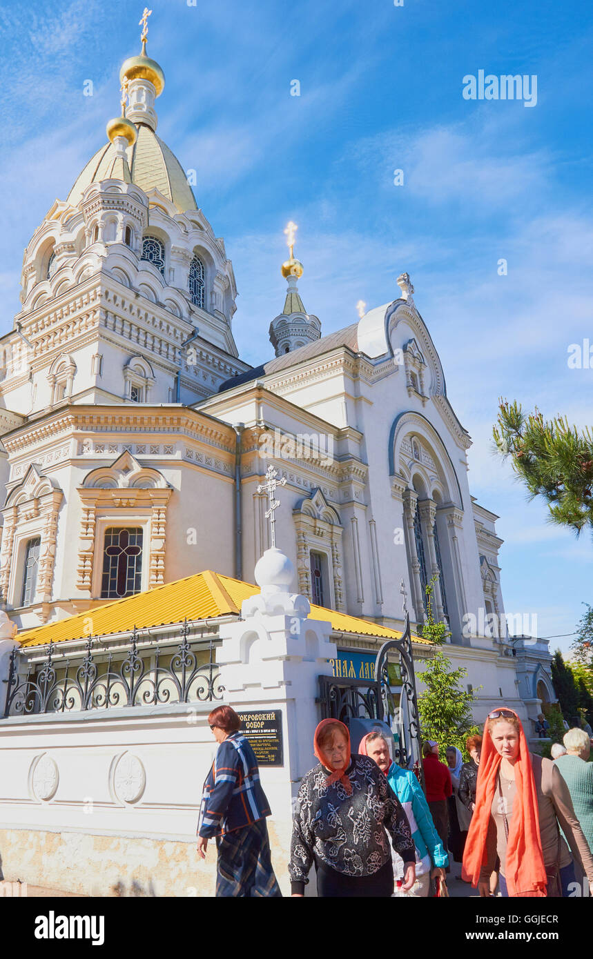 Adoratori in Cattedrale Pokrovsky, Bolshaya Marskaya Street, Sevastopol Crimea Europa orientale Foto Stock