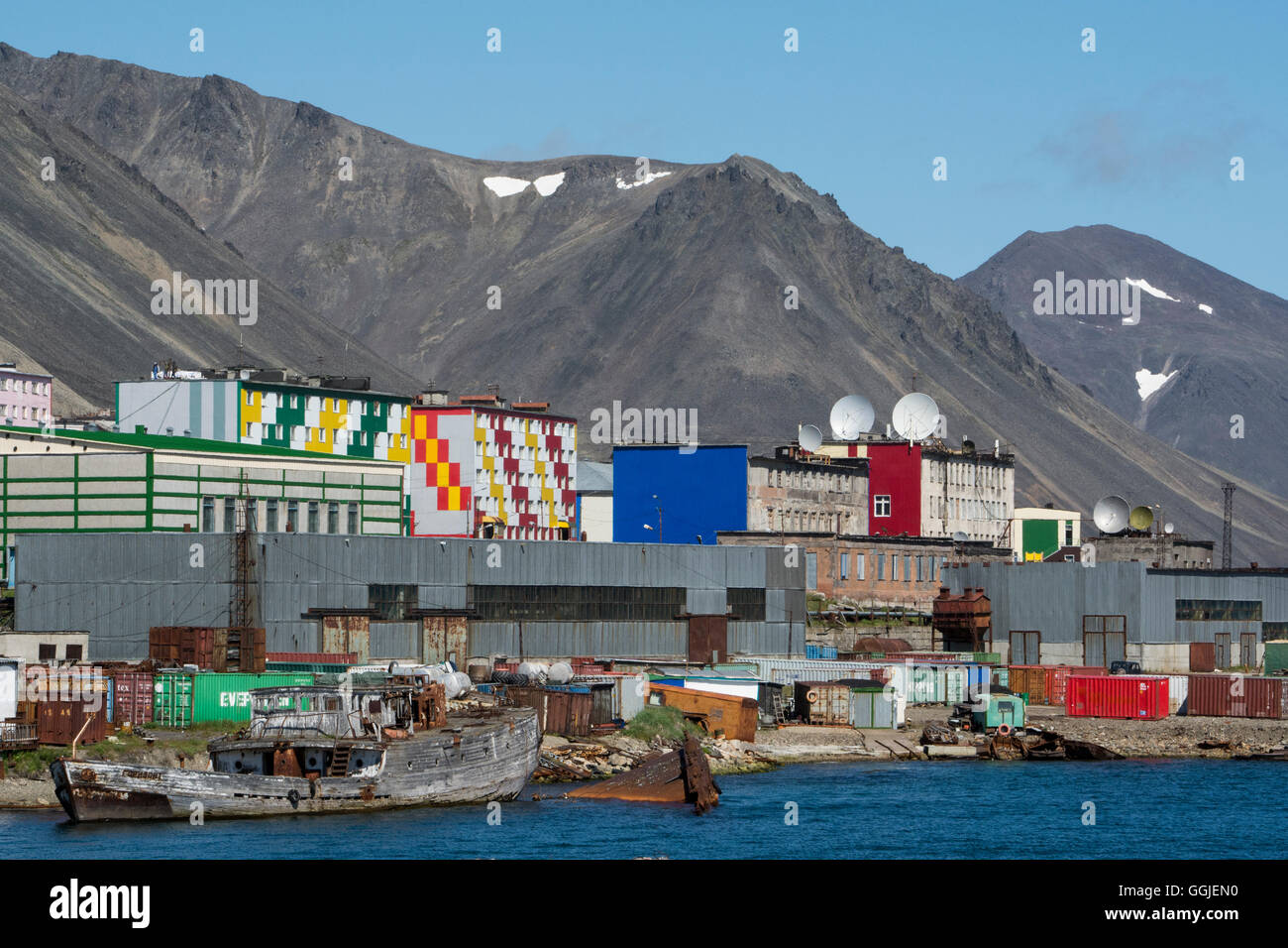 Russia, Komsomolskaya Bay, Chukotka Okrug autonomo. Porto di Provideniya, attraverso lo Stretto di Bering dall'Alaska. Barche da pesca. Foto Stock