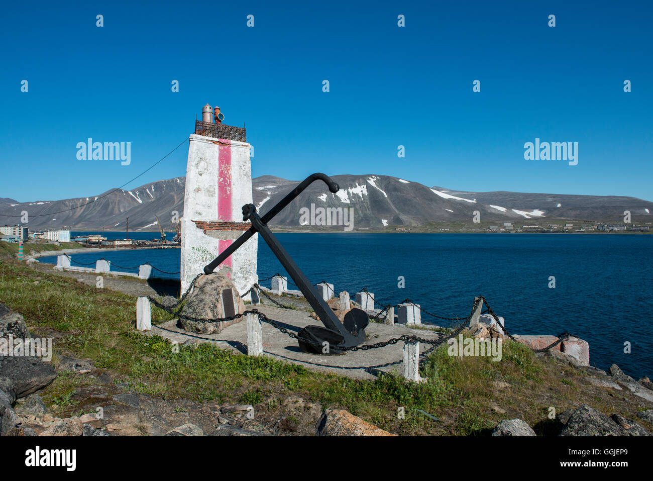 Russia, Komsomolskaya Bay, Chukotka Okrug autonomo. Porto di Provideniya, attraverso lo Stretto di Bering dall'Alaska. Vecchio faro. Foto Stock