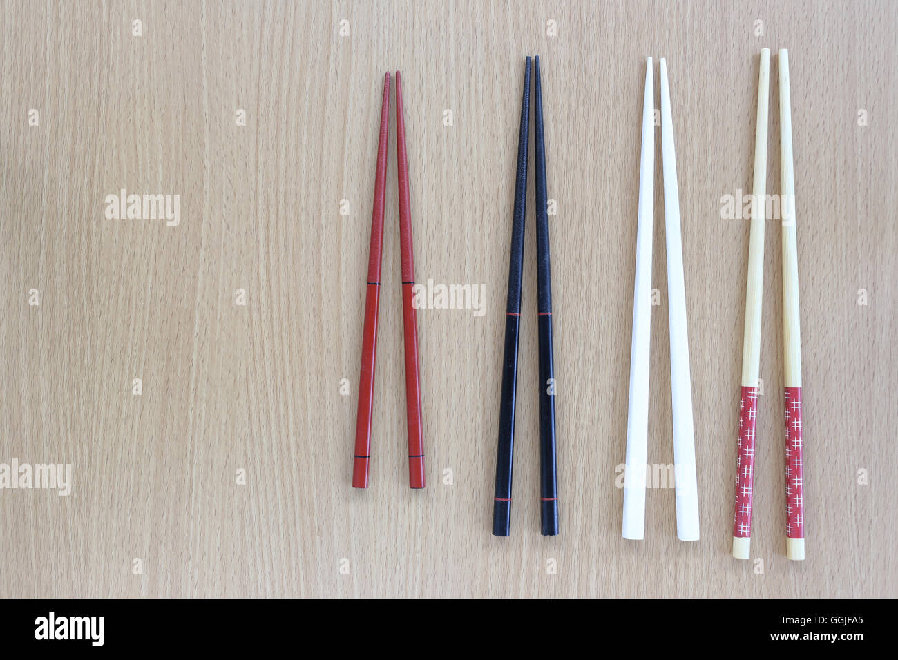 Bacchette in vista dall'alto su uno sfondo di legno per il design concept food. Foto Stock