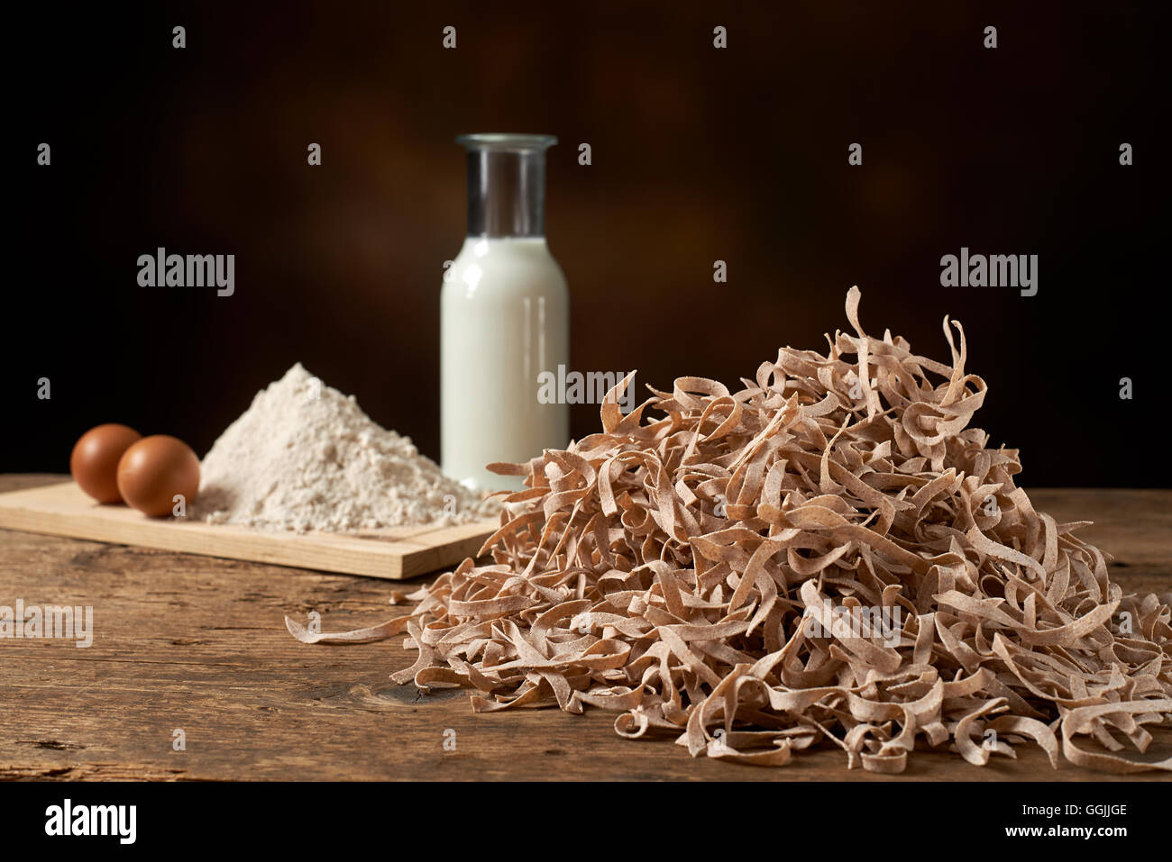 Paste alimentari non cotte con materiali di fabbricazione , Farina uova e latte Foto Stock