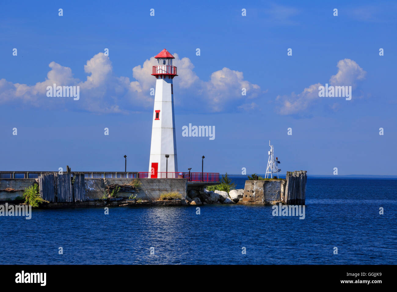 Il Wawatam faro, o San Ignace Lighthouse guardando verso l'isola di Mackinac, Michigan, Penisola Superiore, STATI UNITI D'AMERICA Foto Stock