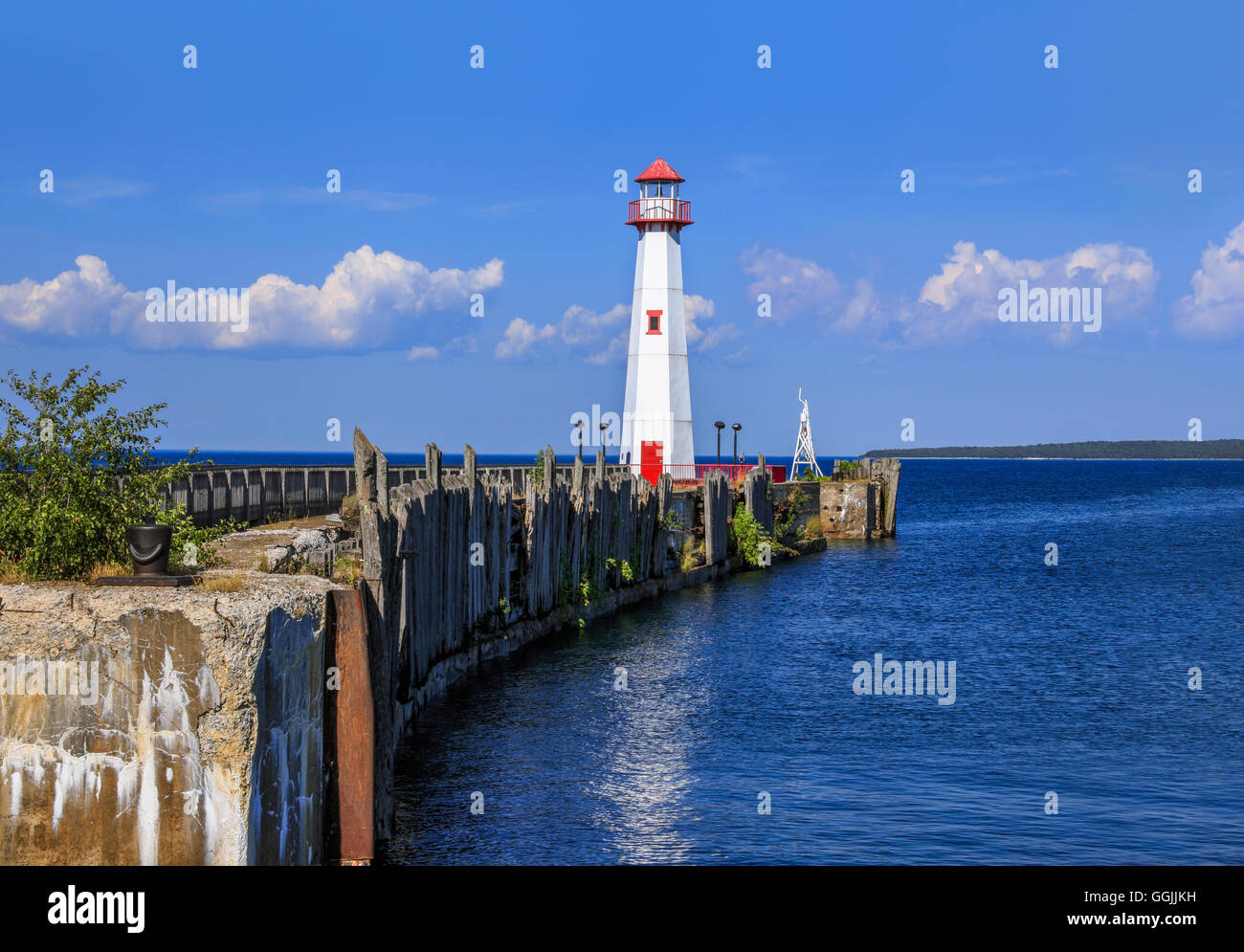 Il Wawatam faro, o San Ignace Lighthouse guardando verso l'isola di Mackinac nello stretto di Mackinac, Michigan, Stati Uniti d'America Foto Stock