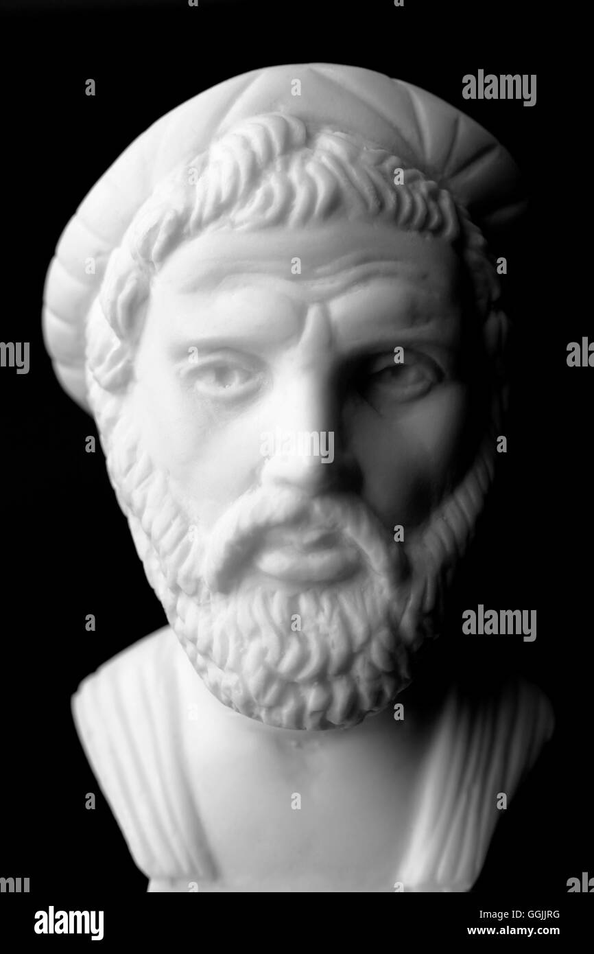 Pitagora di Samo, è stato un importante filosofo greco, matematico, geometra e teorico musicale. White busto in marmo. Foto Stock
