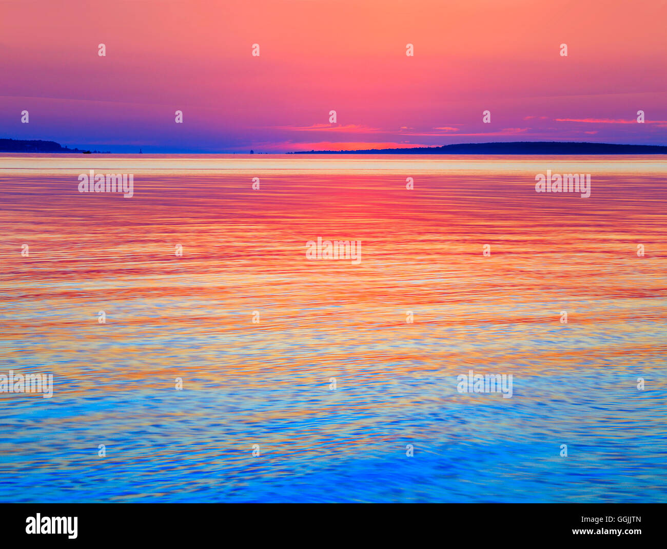 Proprio come il sole comincia a salire sullo stretto di Mackinac al vecchio punto di Mackinac, Michigan, Stati Uniti d'America Foto Stock