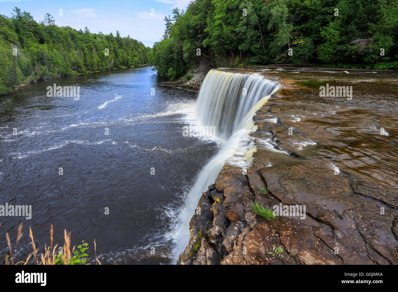 Un molto pittoresca cascata, Tahquamenon Falls e il fiume Tahquamenon