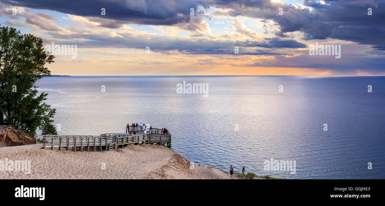 Cielo di tramonto e una vasta distesa marina, il lago Michigan si affacciano a Sleeping Bear Dunes National Lakeshore, Michigan, Stati Uniti d'America Foto Stock