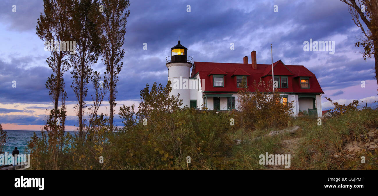 Il punto storico faro Betsie appena dopo il tramonto lungo il lago Michigan, Michigan inferiore della penisola, STATI UNITI D'AMERICA Foto Stock