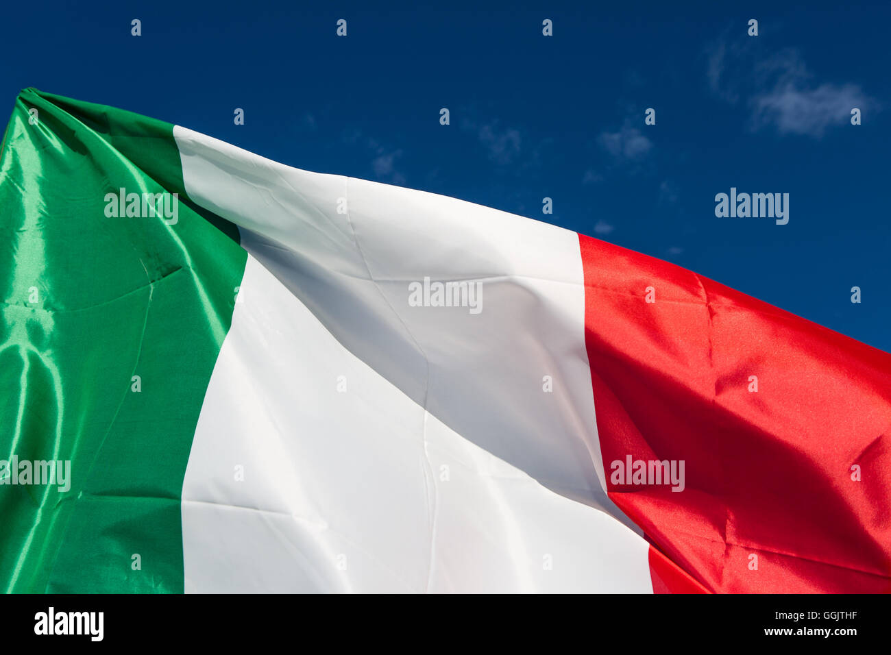 Sventola bandiera dell'Italia contro il cielo blu Foto Stock