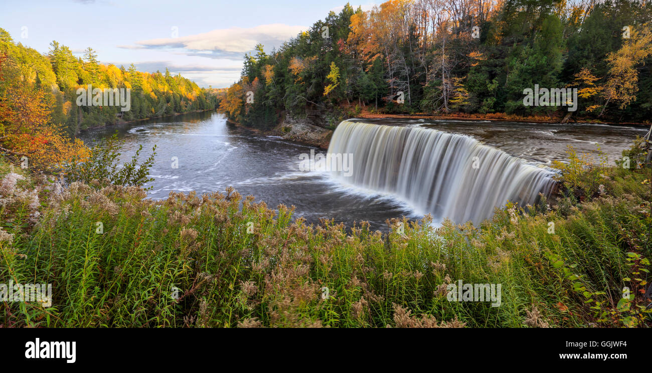 Una vista panoramica della molto pittoresco Tahquamenon Falls e Tahquamenon fiume durante l'autunno, Penisola Superiore, Michigan, Stati Uniti d'America Foto Stock