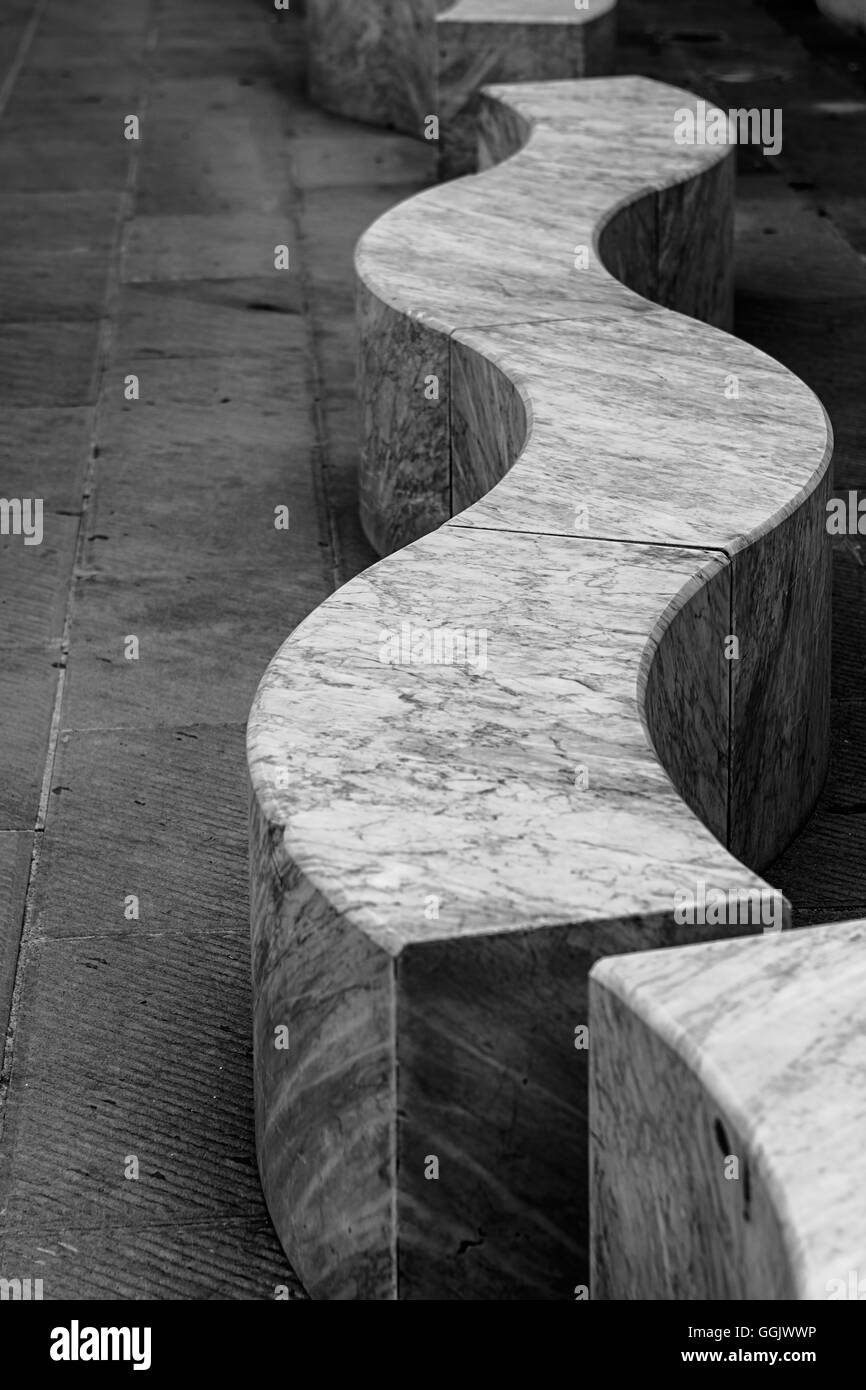 Un banco di marmo di Carrara di fronte alla scuola di arte di Carrara Foto Stock