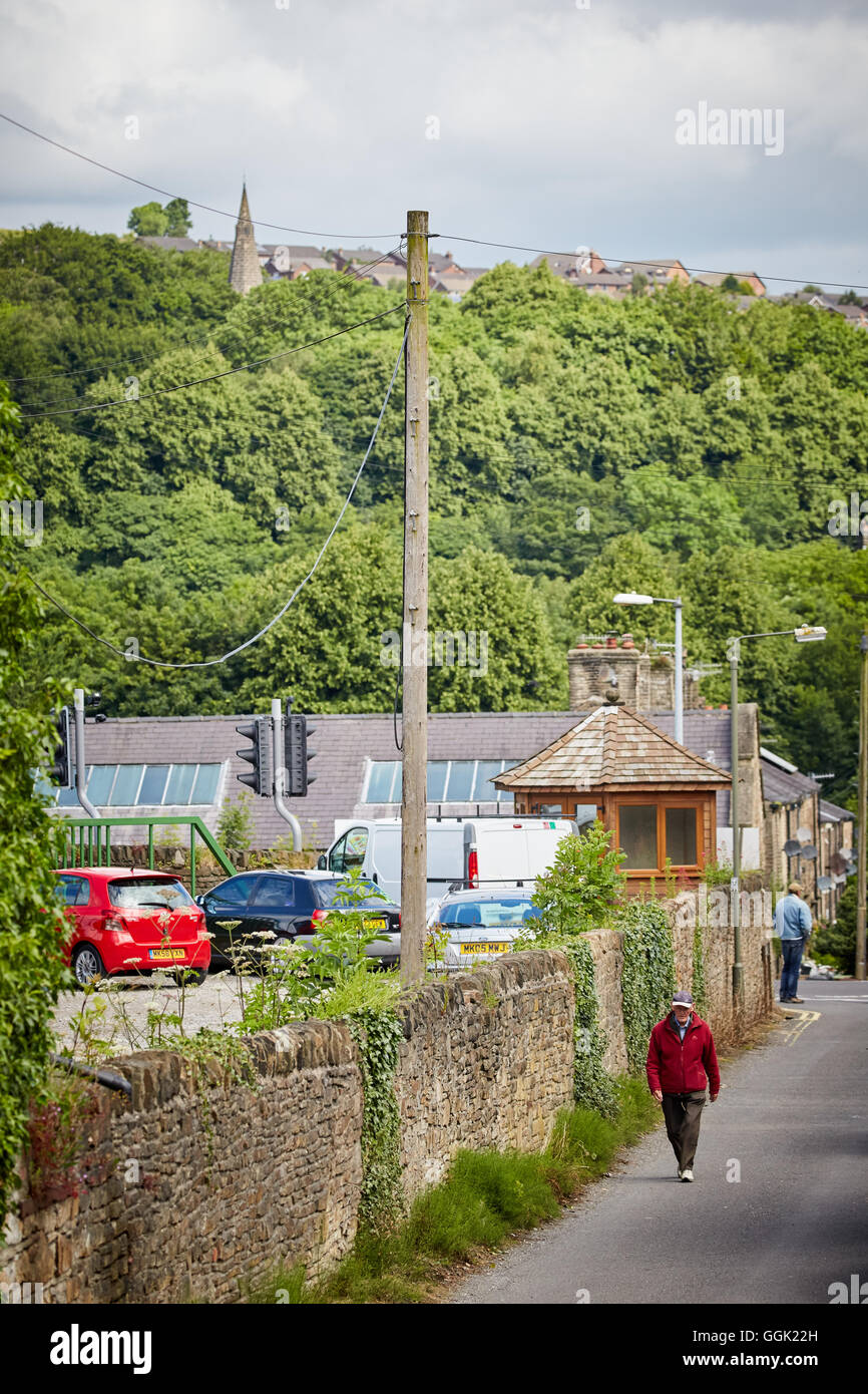 New Mills derbyshire muro di pietra uomo a camminare passato boschi di alberi Foto Stock