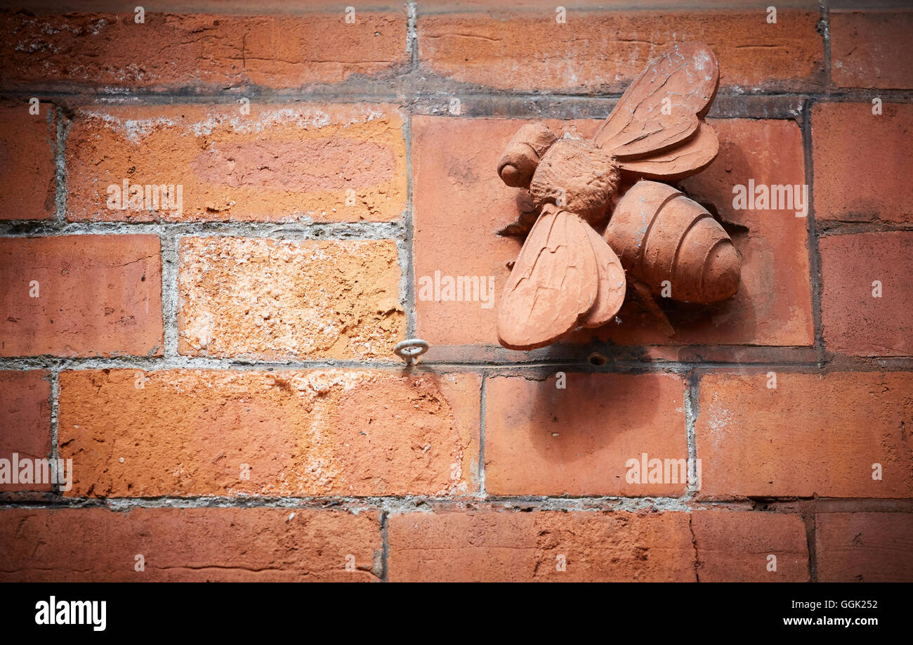 Stone Mason Manchester bee dettagli sulla parete Foto Stock