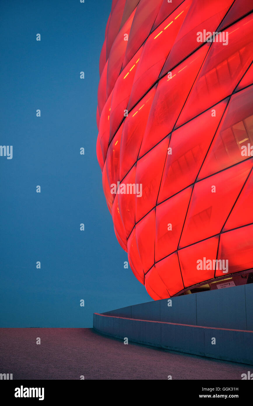 Allianz Arena di notte, la luce rossa, lo stadio di calcio del FC Bayern München, Monaco di Baviera, Germania, architetti Herzog e De Meu Foto Stock
