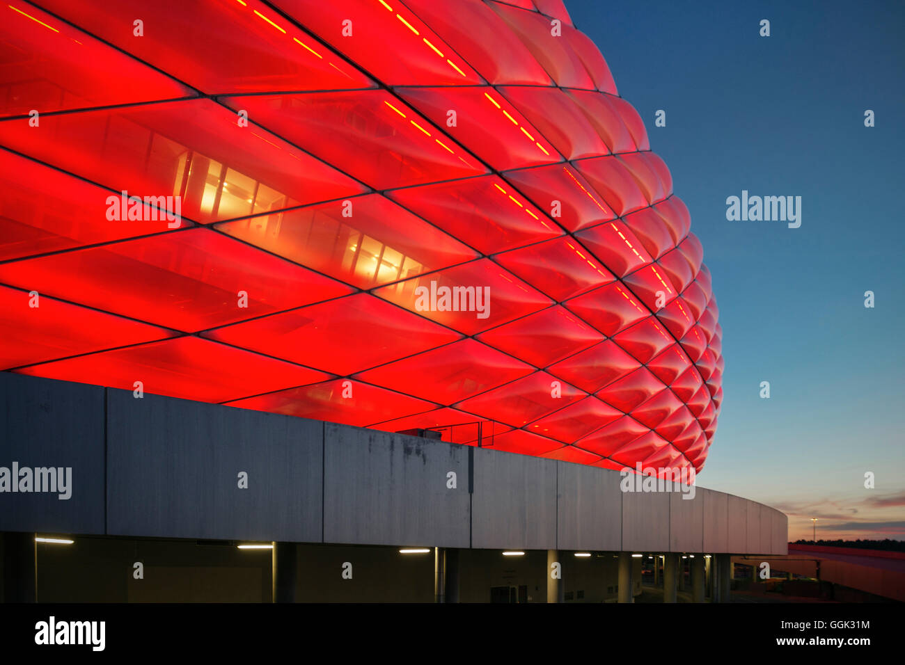 Allianz Arena di notte, la luce rossa, lo stadio di calcio del FC Bayern München, Monaco di Baviera, Germania, architetti Herzog e De Meu Foto Stock