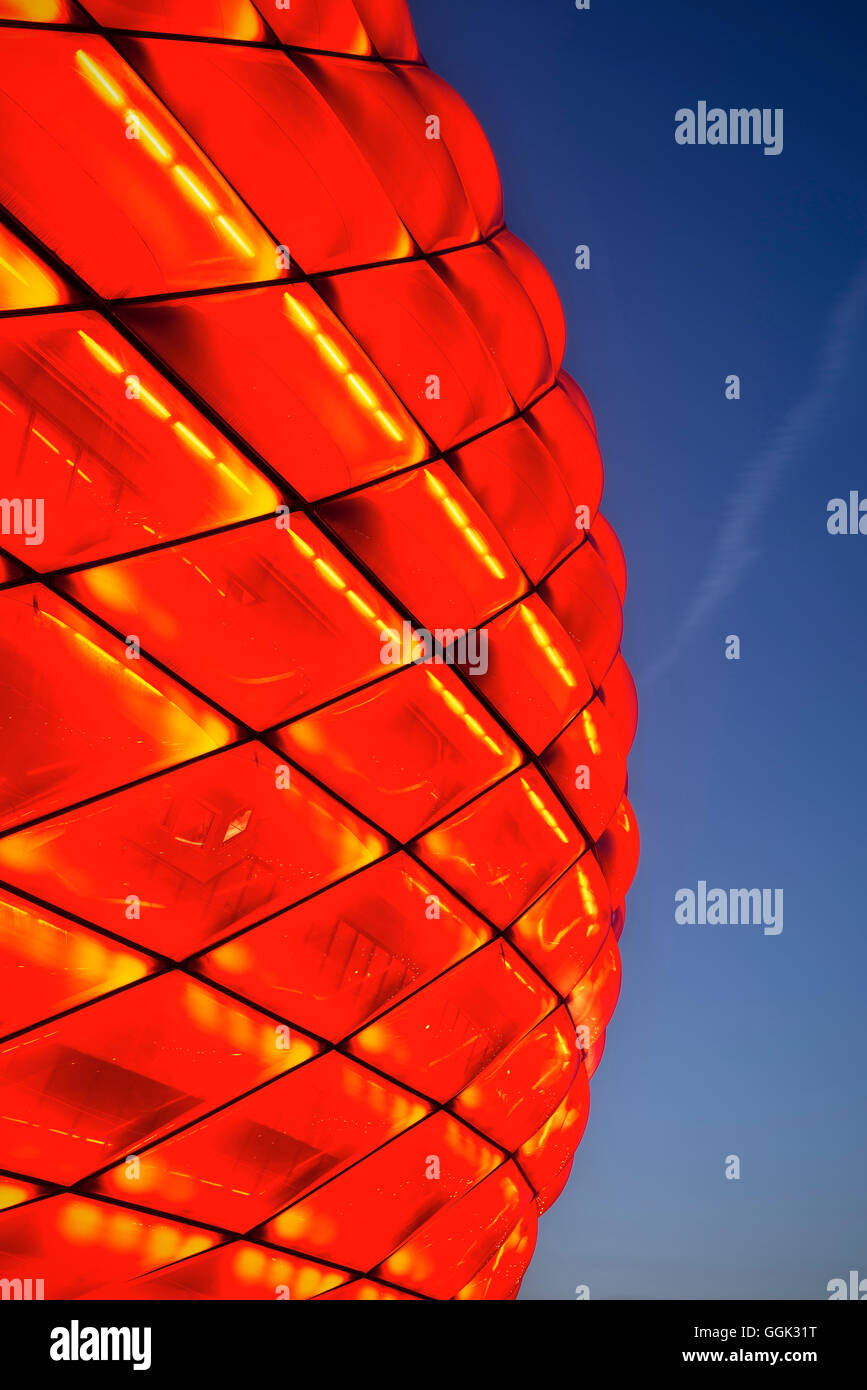 Particolare della facciata di Allianz Arena di notte con la luce rossa, lo stadio di calcio del FC Bayern München, Monaco di Baviera, Germania, Arch Foto Stock
