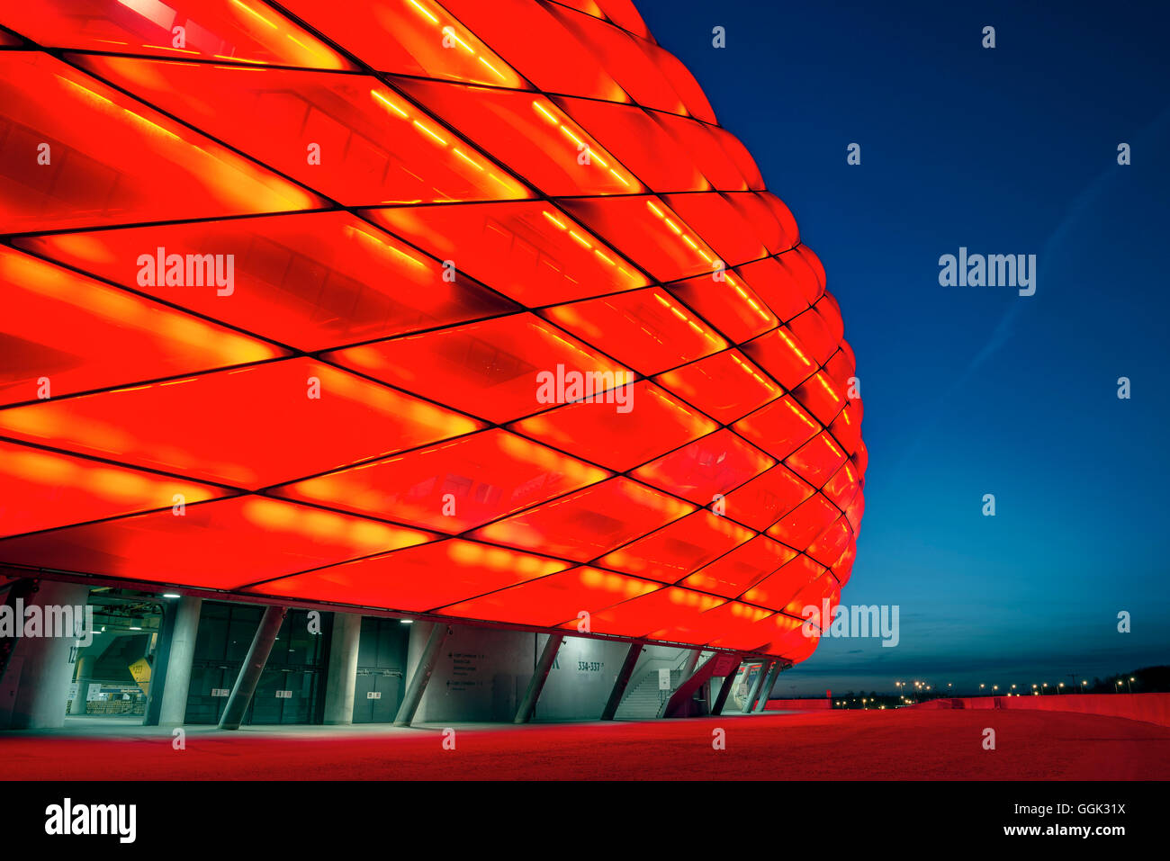 Allianz Arena di notte con la luce rossa, lo stadio di calcio del FC Bayern München, Monaco di Baviera, Germania, architetti Herzog e De Foto Stock