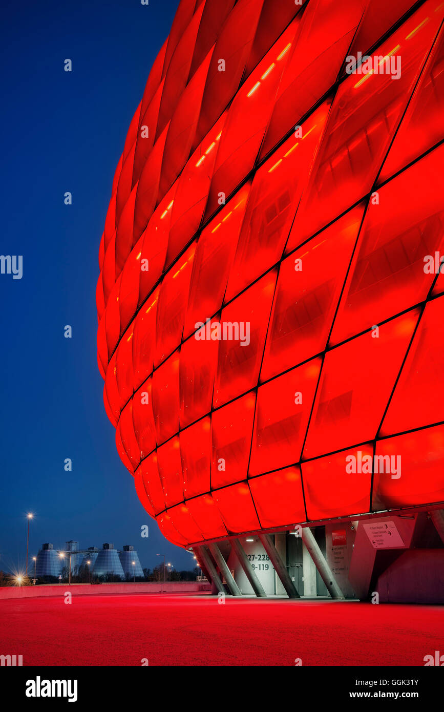 Allianz Arena di notte in montagna con luce rossa, lo stadio di calcio del FC Bayern München, Monaco di Baviera, Germania, architetti Herzog e De Foto Stock