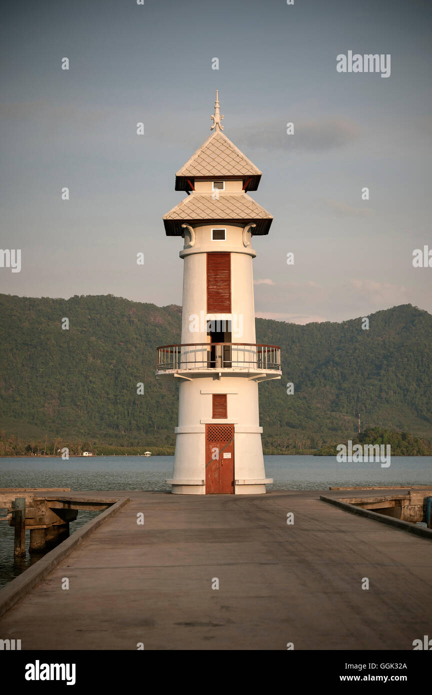 Stile asiatico faro sulla Ko Isola Chang, Thailandia vicino alla frontiera cambogiana, sud-est asiatico Foto Stock