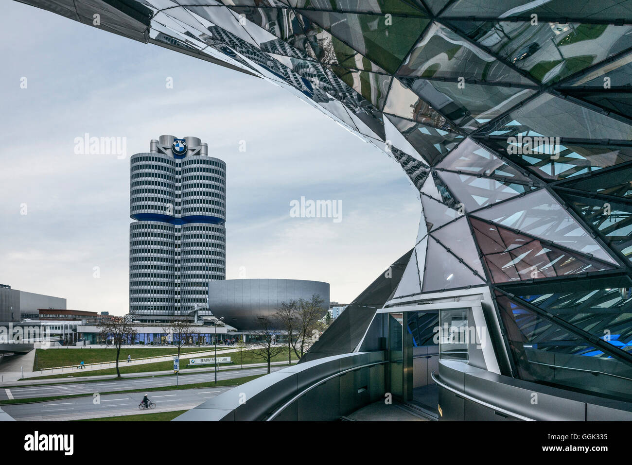 Vista dal mondo BMW al museo BMW e BMW SEDE, Olympic Park, Monaco di Baviera, Germania, architetti Coop Himmelblau Foto Stock