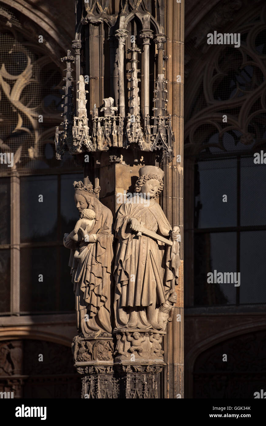 Le sculture in pietra nella Cattedrale di Ulm, Ulm, Baden-Wuerttemberg, Germania Foto Stock