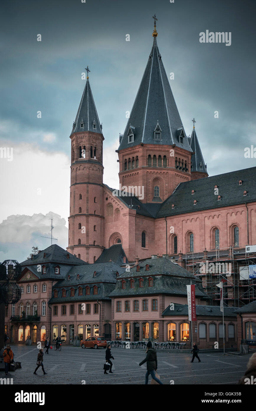Cattedrale di Magonza al crepuscolo e durante una tempesta di Magonza, capitale della Renania-Palatinato, Germania Foto Stock