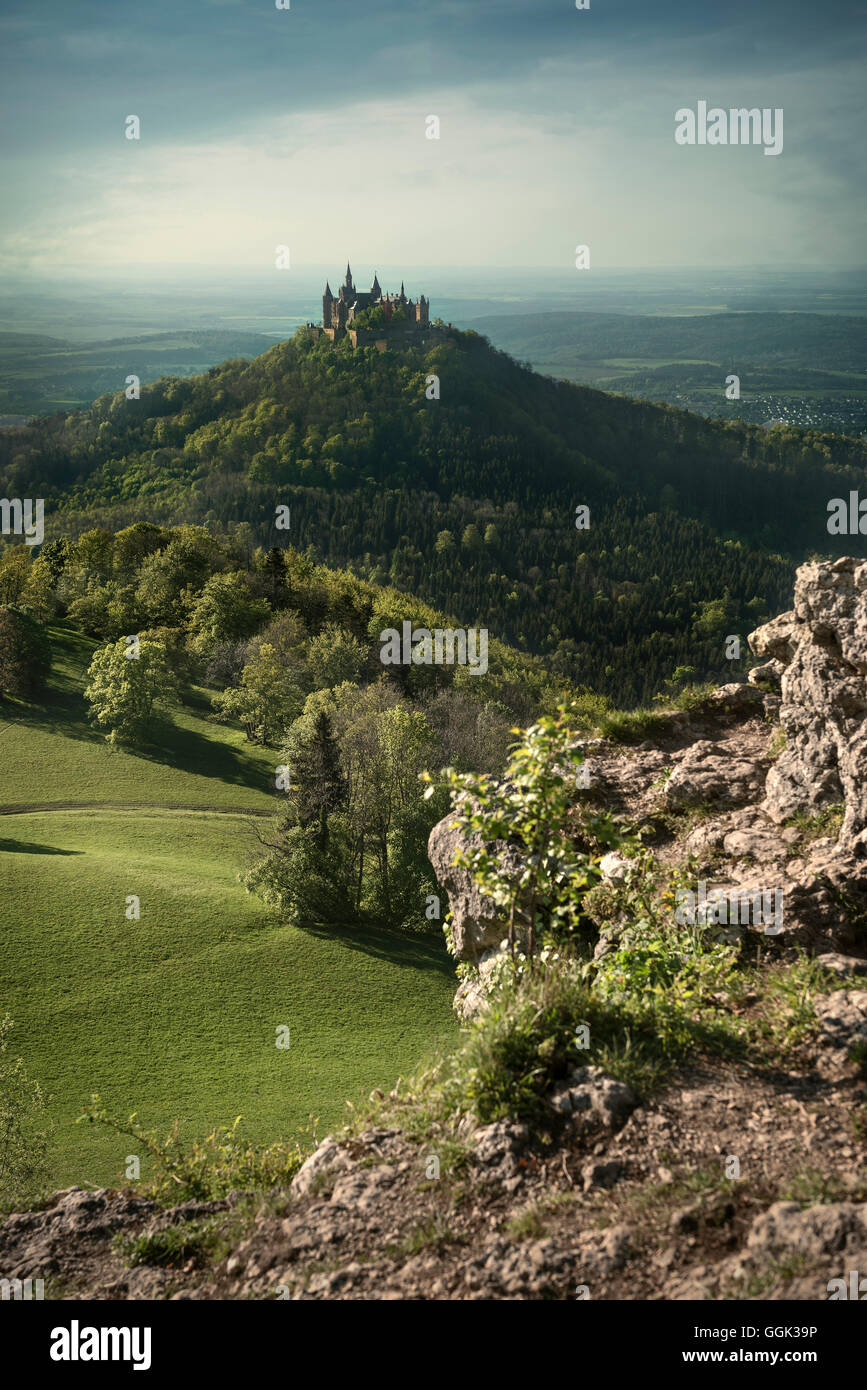 Vista dalla Zeller mountain verso il Castello Hohenzollern, Hechingen Bissingen, Svevo Alp, Baden-Wuerttemberg, Germania Foto Stock