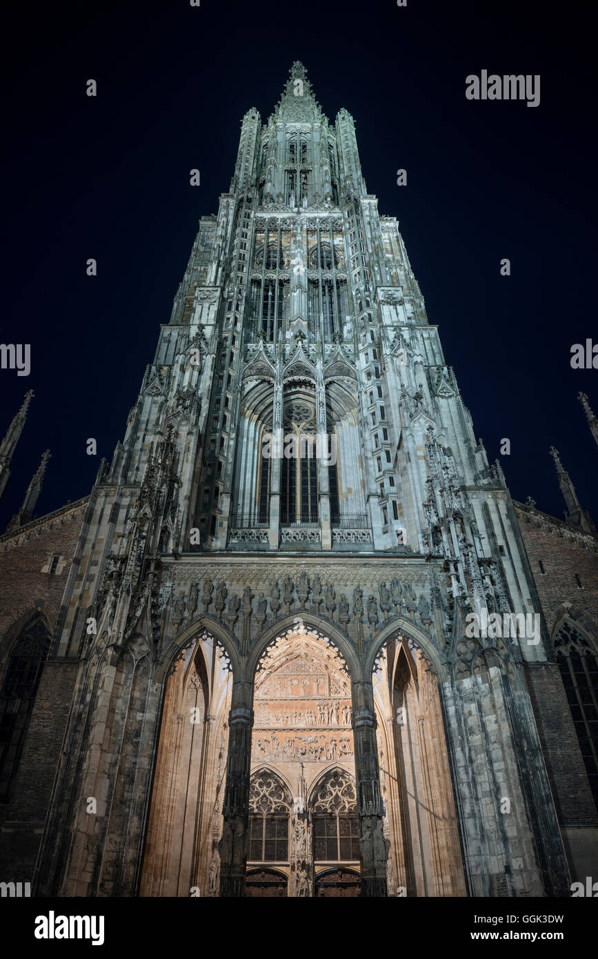 Simmetriche vista anteriore della Cattedrale di Ulm, Ulm, Svevo Alp, Baden-Wuerttemberg, Germania Foto Stock