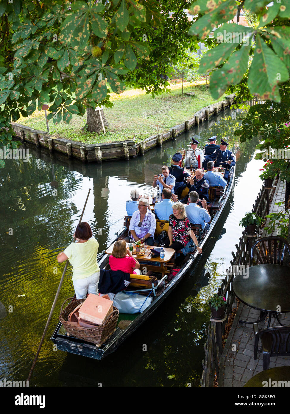 I turisti facendo una gita in barca a Spreewald, riserva della biosfera dall'UNESCO, Brandeburgo, Germania, Europa Foto Stock