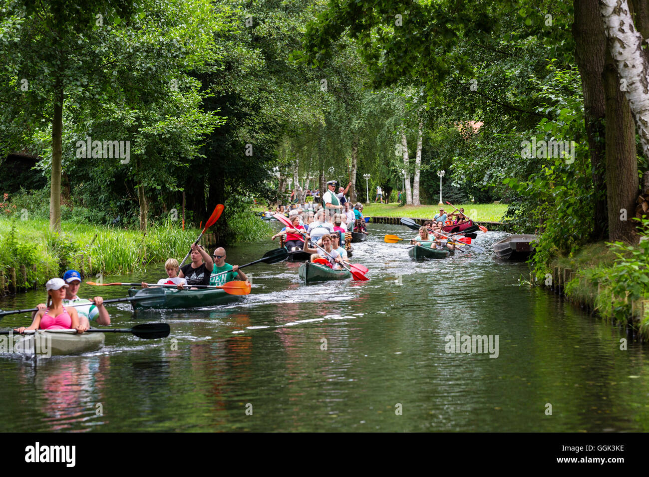 Kajaking sulle rive di un fiume in Spreewald, riserva della biosfera dall'UNESCO, Brandeburgo, Germania, Europa Foto Stock