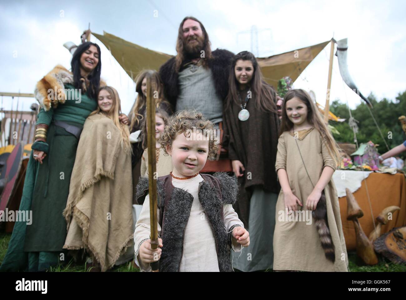 Forrest Burns, 2, e la sua famiglia presso il loro mestiere in stallo il Viking Village come Sunflowerfest prende il via a Tubby's Farm in Hillsborough, Irlanda del Nord. Foto Stock