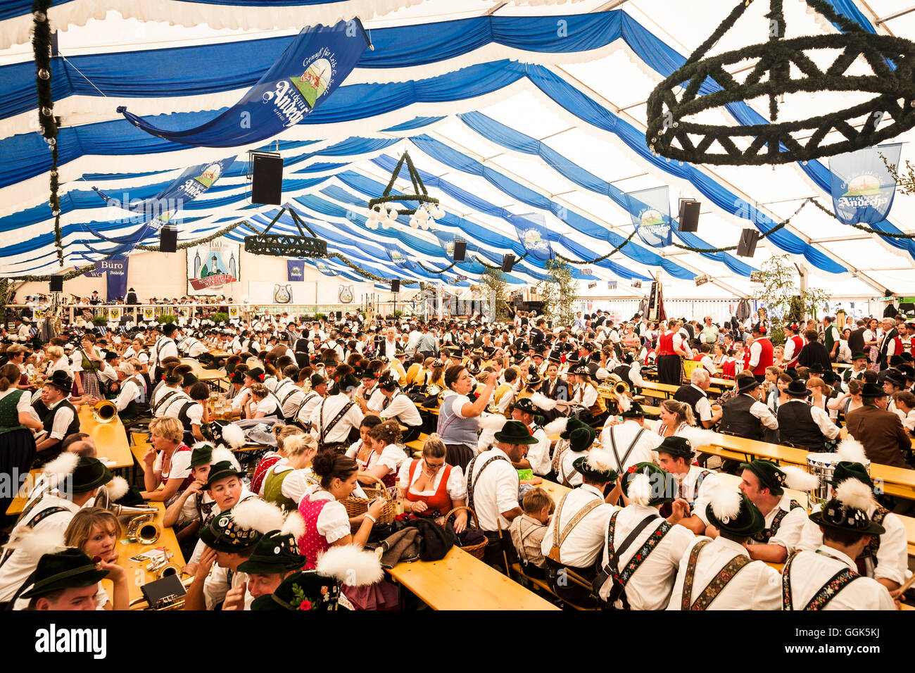 La gente a celebrare in una tenda di birra, Muensing, Alta Baviera, Germania Foto Stock
