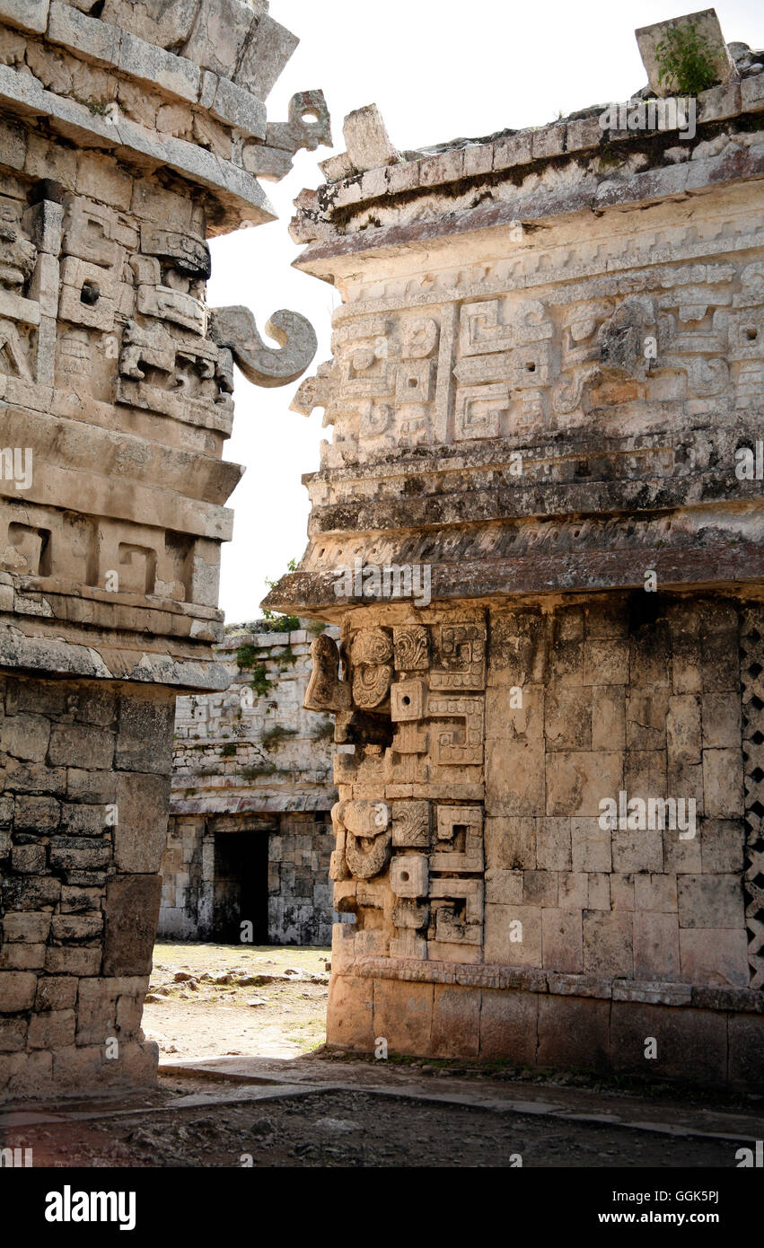 Due edifici del Juego de Pelota area a Chichen Itza, Chichen Itza, Yucatan, Messico, America Centrale Foto Stock