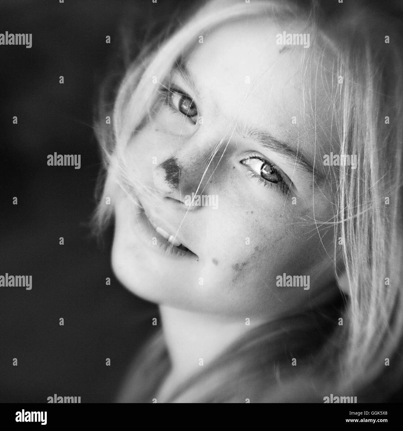 Carina ragazza bionda con un po' di sporcizia sul naso (foto in bianco e nero utilizzando Lensbaby tecnica), Borden, Western Australia, Austral Foto Stock
