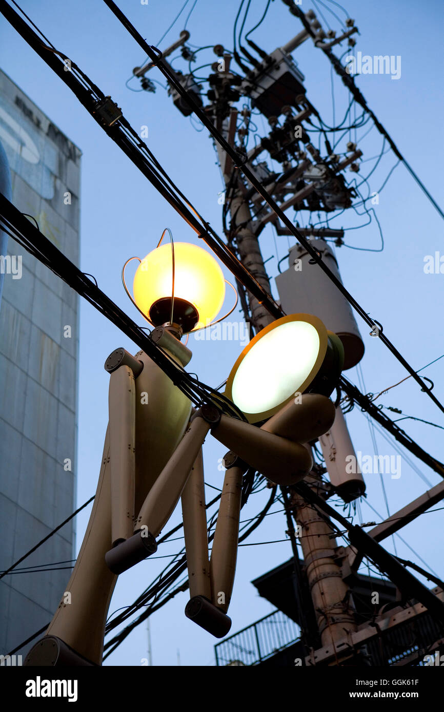 Strada moderna lampada, Osaka, regione di Kansai, Giappone Foto Stock
